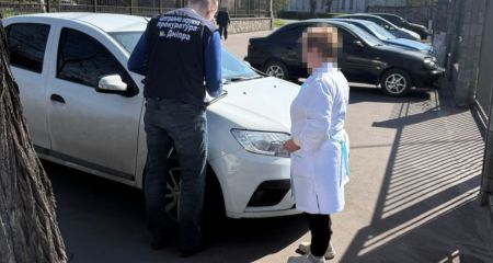 В Днепре директор медучреждения устраивала "своих" на работу без образования
