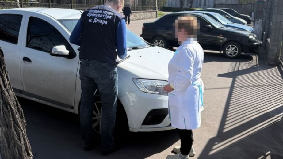 У Дніпрі директорка медзакладу влаштовувала "своїх" на роботу без освіти