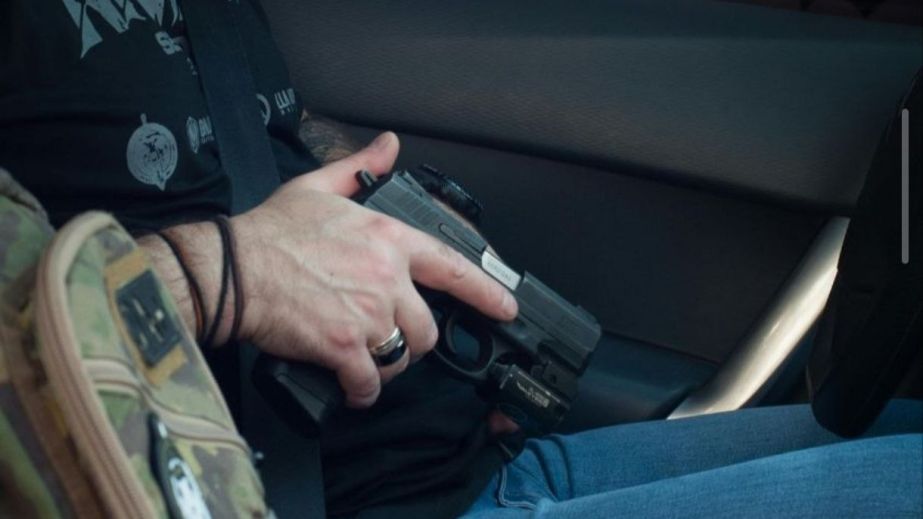 В Днепре мужчина ехал в маршрутке с заряженным пистолетом (ВИДЕО)