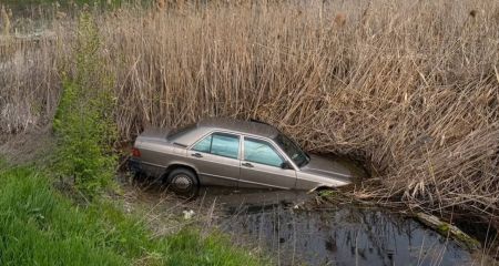 На Криворожье автомобиль влетел в водоем (ФОТО)