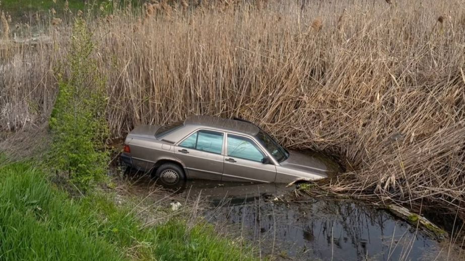 На Криворіжжі автівка влетіла у водойму (ФОТО)