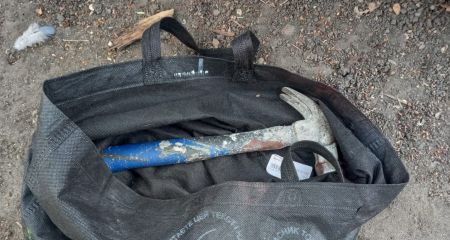 Пробили голову молотком: на Дніпропетровщині двоє чоловіків напали на знайому пенсіонерку