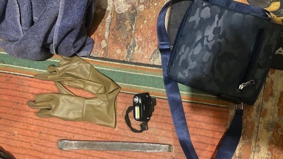 Выкатили авто из парковки и погрузили на эвакуатор: в Днепре двое мужчин украли легковушку