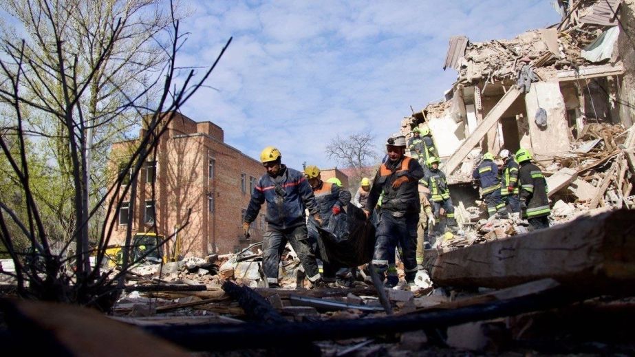 У Дніпрі кількість загиблих внаслідок атаки по житловому будинку зросла до трьох людей (ФОТО)