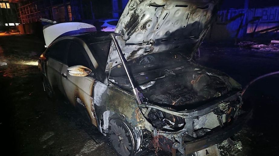 Финал "горячей" ревности: в Днепре мужчина поджег автомобиль любимой