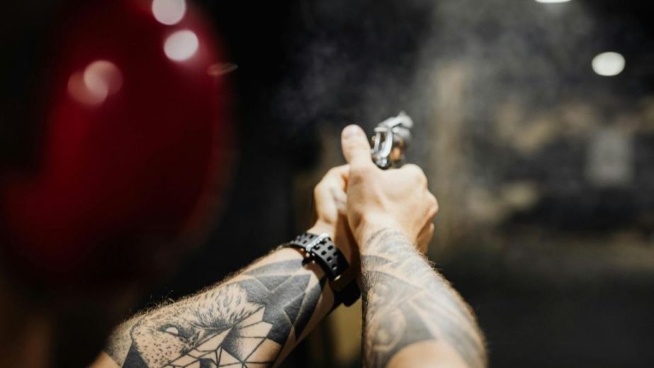 У Дніпрі розшукують хуліганів, які влаштували стрілянину прямо біля відділу поліції (ВІДЕО)