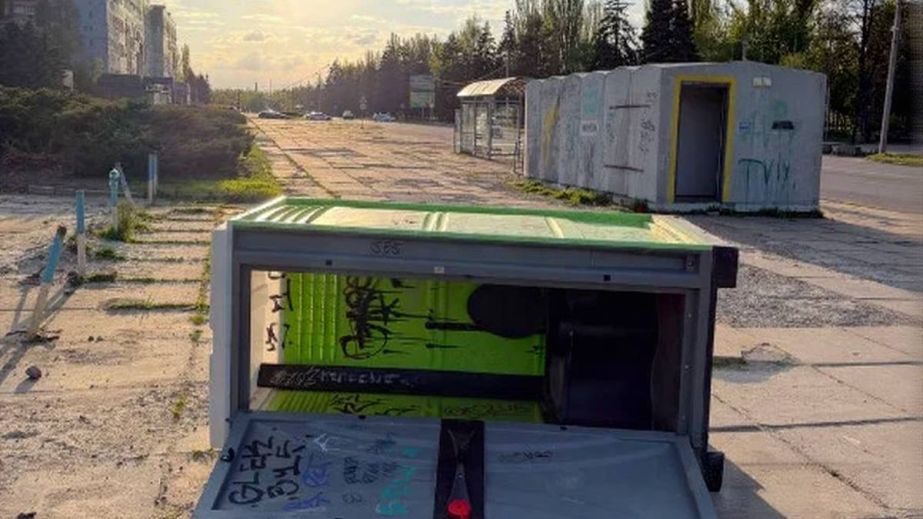 Хвиля вандалізму у Кривому Розі: хулігани нищать біотуалети поруч з модульними укриттями (ФОТО)