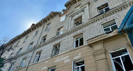 В результате ракетной атаки в Днепре есть разрушения и раненые