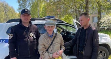 Бродил по лесу четыре дня: на Днепропетровщине полицейские вернули домой потерянного пенсионера