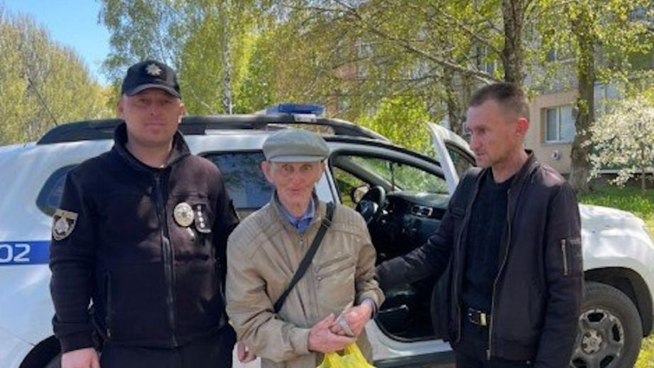 Блукав лісом чотири дні: на Дніпропетровщині поліцейські повернули додому загубленого пенсіонера