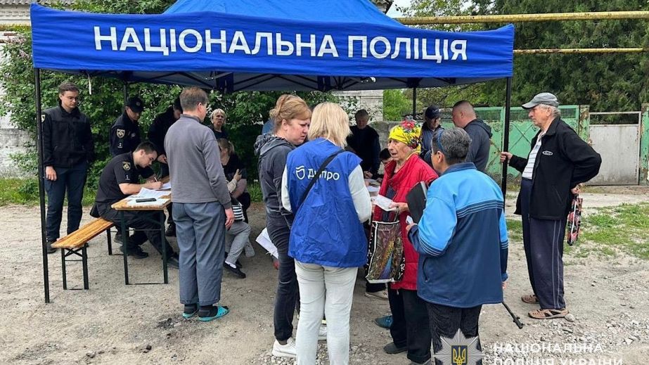 Біля пошкоджених приватних будинків у Дніпрі розгорнули пункт прийому звернень для постраждалих мешканців