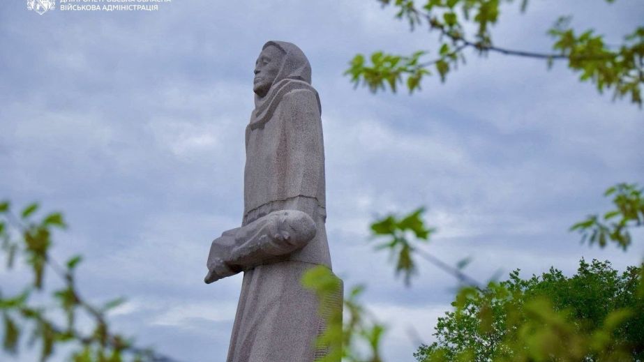 Дніпряни вшанували пам'ять жертв політичних репресій біля меморіалу "Поле скорботи" (ФОТО)