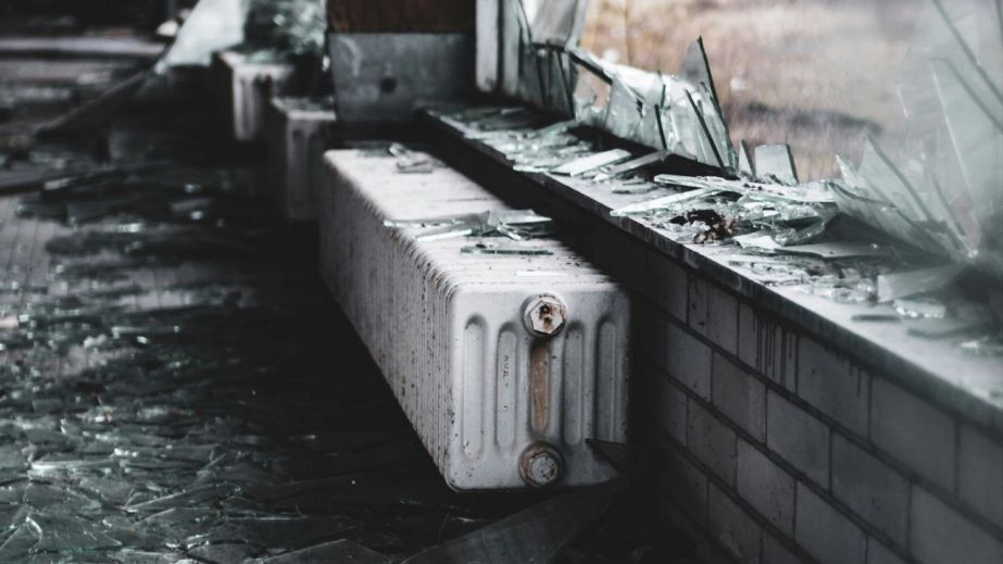 У Нікополі чоловік розбив пляшкою вікно у пологовому будинку (ВІДЕО)