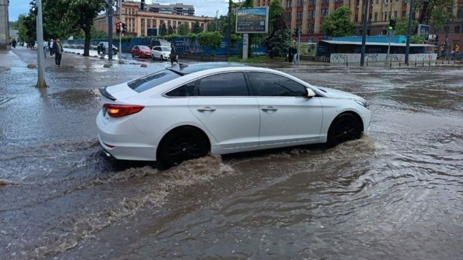 Дніпро пішов під воду: через потужну зливу вулиці міста перетворилися на річку (ФОТО, ВІДЕО)