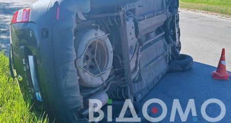 Перевернулся на бок: в Днепре на проспекте Поля произошло серьезное ДТП (ВИДЕО)