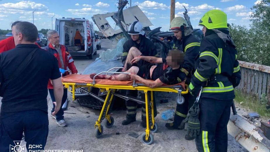 Жахлива ДТП у Кам'янському: двох людей деблокували з потрощеного авто (ФОТО)