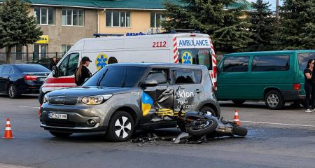 У Кам&rsquo;янському 20-річний байкер влетів у легковик