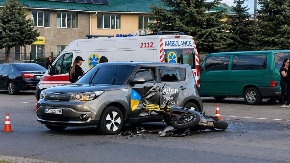 В Каменском 20-летний байкер влетел в легковушку