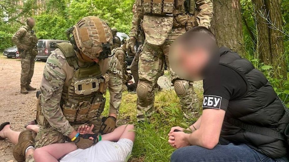 Спецоперация в Днепре: служебный пес помог задержать торговцев оружием (ФОТО)