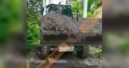В Днепре яму в несколько метров якобы засыпают срезом асфальта: жители возмущены (ВИДЕО)