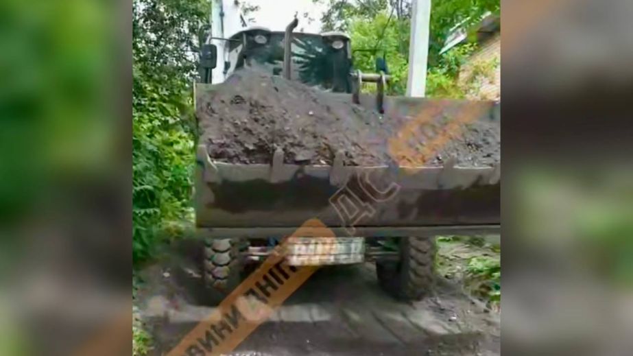В Днепре яму в несколько метров якобы засыпают срезом асфальта: жители возмущены (ВИДЕО)