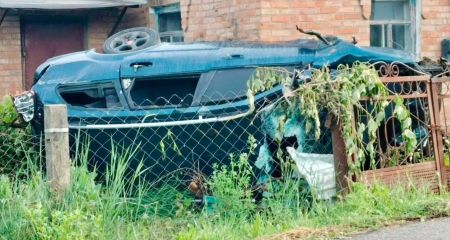 Автомобиль "залетел" во двор: сильная авария в Марганце (ФОТО)