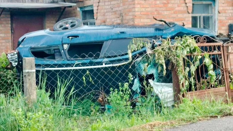 Автомобиль "залетел" во двор: сильная авария в Марганце (ФОТО)