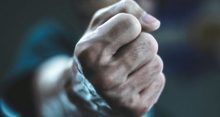 Не сподобалися короткі шорти: у Кривому Розі чоловік вдарив дівчину, яка вигулювала собаку