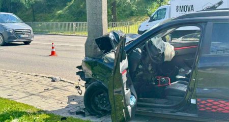 ДТП у Дніпрі на Січеславській Набережній: легковик вилетів під тролейбус (ВІДЕО)
