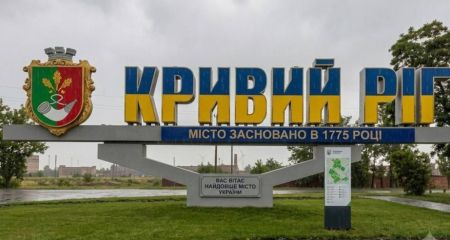 Вражеский удар по Кривому Рогу: есть пострадавшие, пожар и задержка поездов