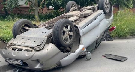 Автомобиль опрокинулся на крышу: в Днепре произошла авария в центре города (ВИДЕО)