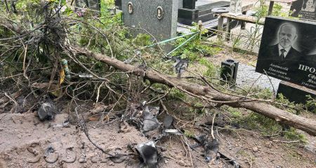 У Кам&rsquo;янському уламки дронів впали на кладовищі (ФОТО)