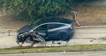 Повідлітали колеса: у Дніпрі на Калиновій зіткнулися Tesla та Nissan (ФОТО)
