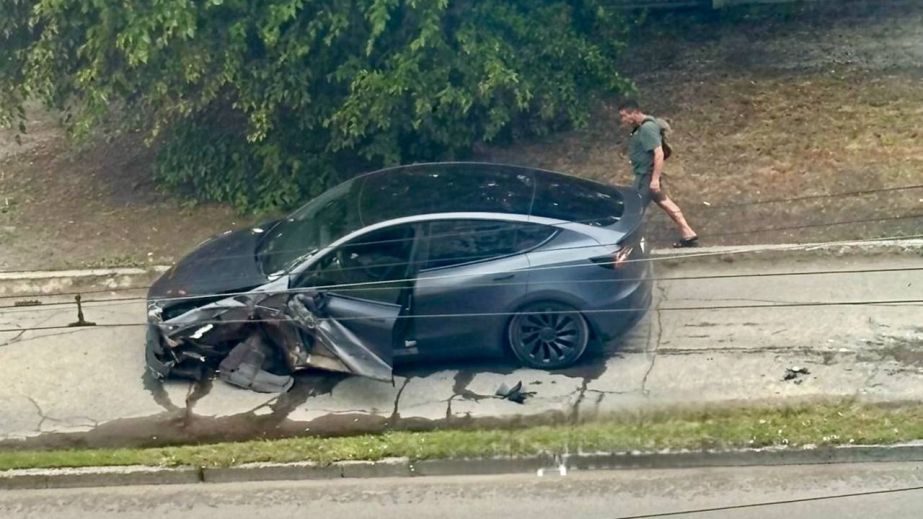 Повідлітали колеса: у Дніпрі на Калиновій зіткнулися Tesla та Nissan (ФОТО)