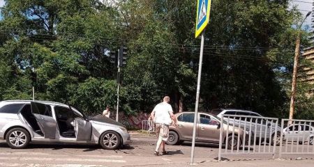Разбитые капоты и пробка: в Днепре на Сичеславской Набережной не разминулись легковушки (ФОТО)