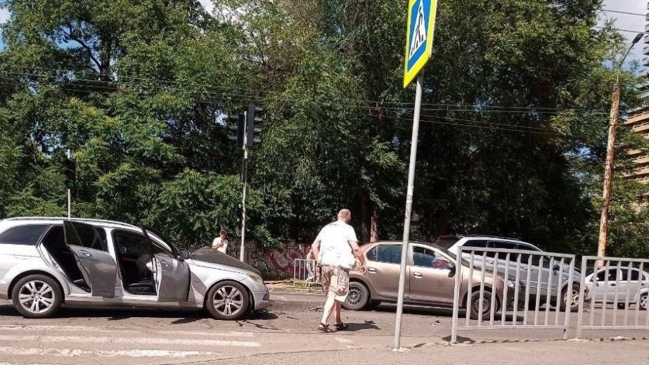 Потрощені капоти та затор: у Дніпрі на Січеславській Набережній не розминулись легковики (ФОТО)