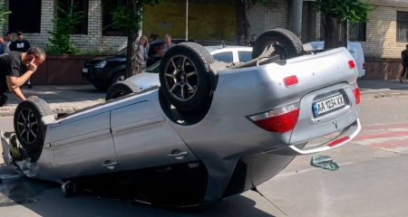 ДТП в Каменском: автомобиль опрокинулся на крышу