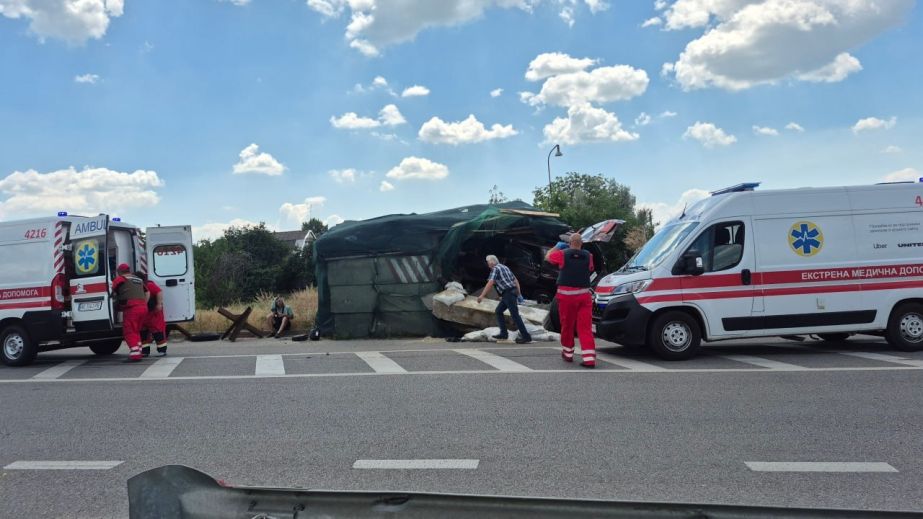 В Никополе водитель заснул за рулем и влетел в блокпост (ФОТО)