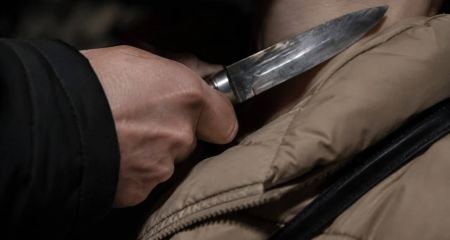 Разбой в Каменском: мужчина угрожая ножом ограбил знакомую у дома