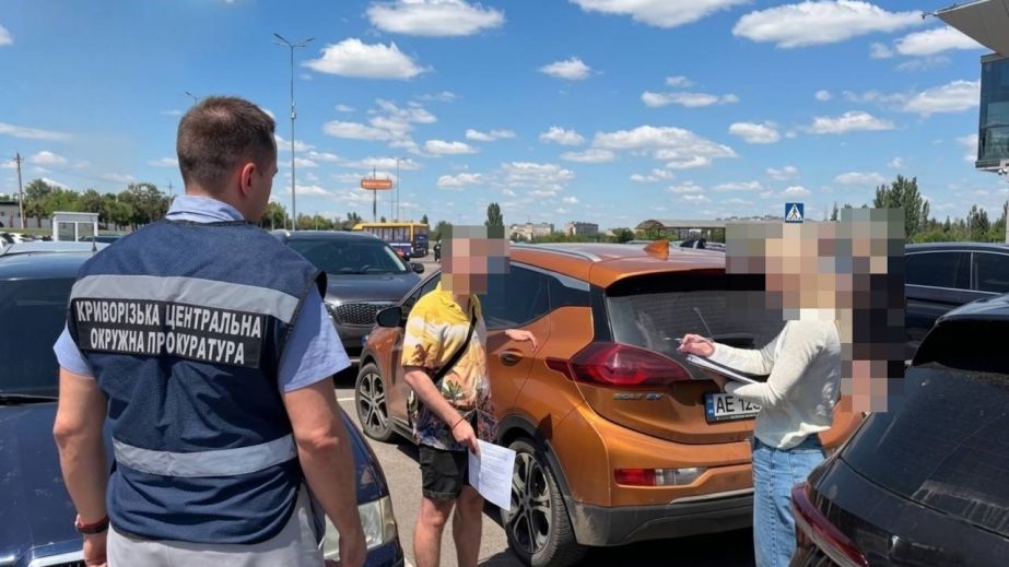 Махінації на шкільному спортмайданчику: у Кривому Розі викрили чиновницю та бізнесмена на розтраті пів мільйона (ФОТО)