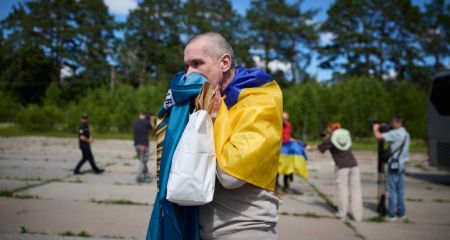 Знову вдома 160 військових: сьогодні відбувся масштабний обмін полоненими (ФОТО)