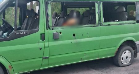 Двое погибших, 12 раненых: враг атаковал автобус с пассажирами в Никополе