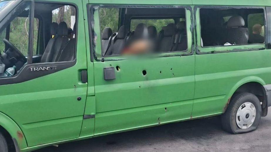 Двое погибших, 12 раненых: враг атаковал автобус с пассажирами в Никополе