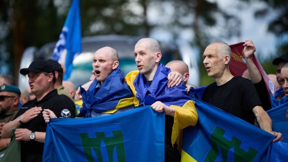 Зустрічаємо земляків: з ворожого полону повернулися ще сім захисників з Дніпропетровщини (ВІДЕО)