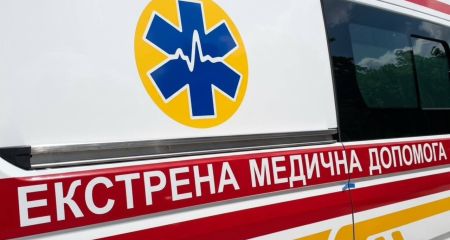 Вонзил нож в грудь: в Днепре медики экстренной помощи спасли 28-летнего мужчину от самоубийства