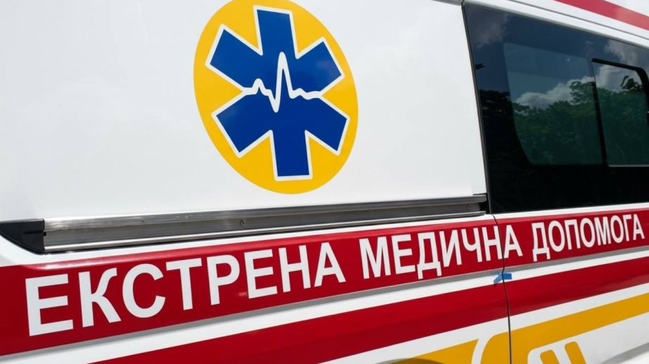Встромив ніж у груди: у Дніпрі медики екстреної допомоги врятували 28-річного чоловіка від самогубства