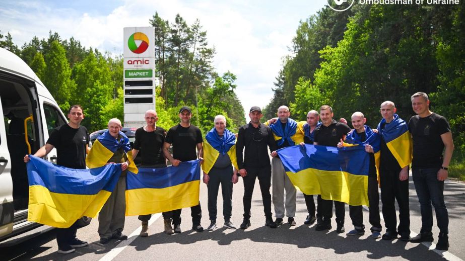 В Україну повернули сімох цивільних з російської неволі (ФОТО, ВІДЕО)