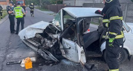 ДТП у Дніпрі: на вулиці Моторній зіткнулися Opel та Volkswagen, водія госпіталізували