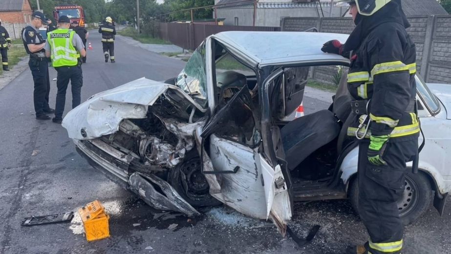 ДТП у Дніпрі: на вулиці Моторній зіткнулися Opel та Volkswagen, водія госпіталізували