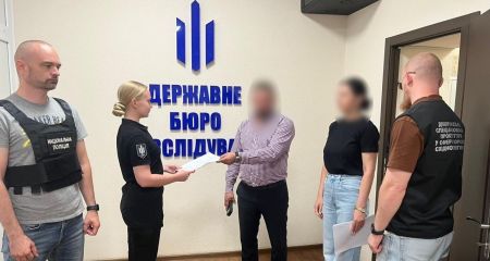 Выдавали уклонистов за иностранцев: на Днепропетровщине чиновники миграционной службы организовали схему побега за границу